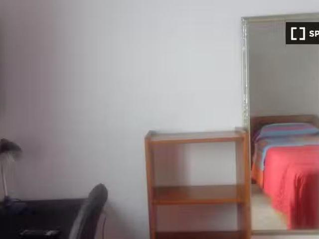 Se alquila habitación en piso de 3 habitaciones en Santander