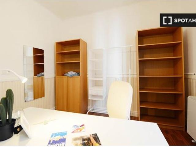 Se alquila habitación en piso de 3 habitaciones en Santutxu