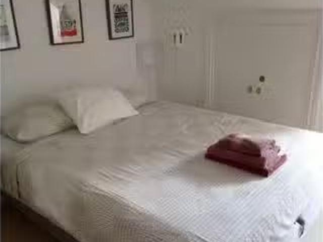 Se alquila habitación en piso de 3 habitaciones en Sevilla