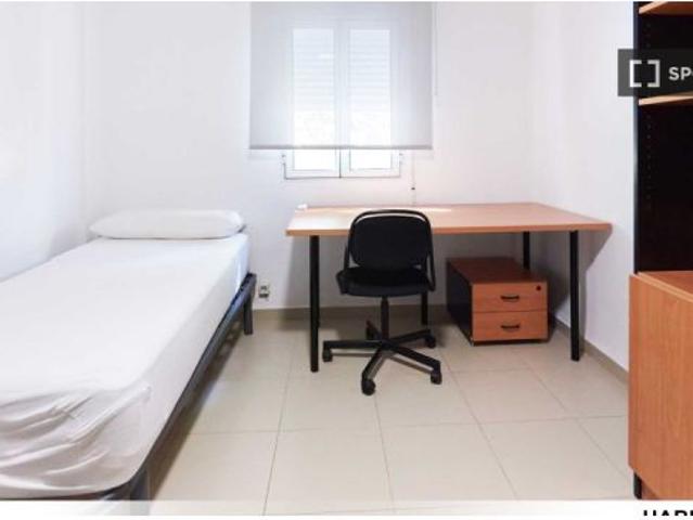 Se alquila habitación en piso de 3 habitaciones en Sevilla
