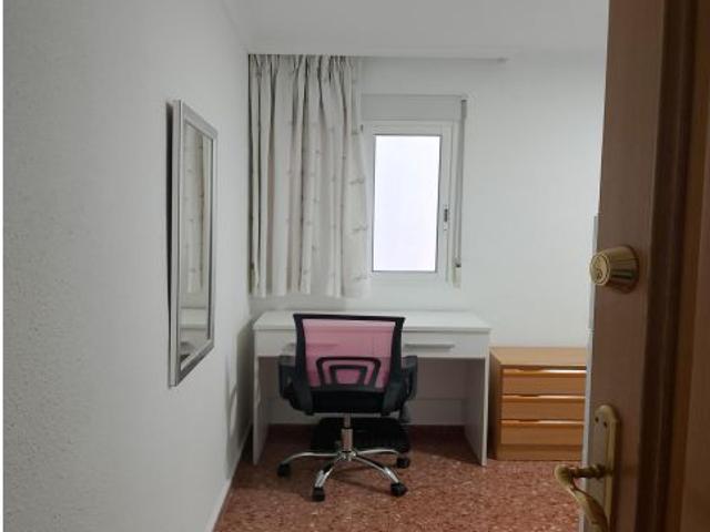 Se alquila habitación en piso en Calle Meliana, barrio Torrefiel de Valencia