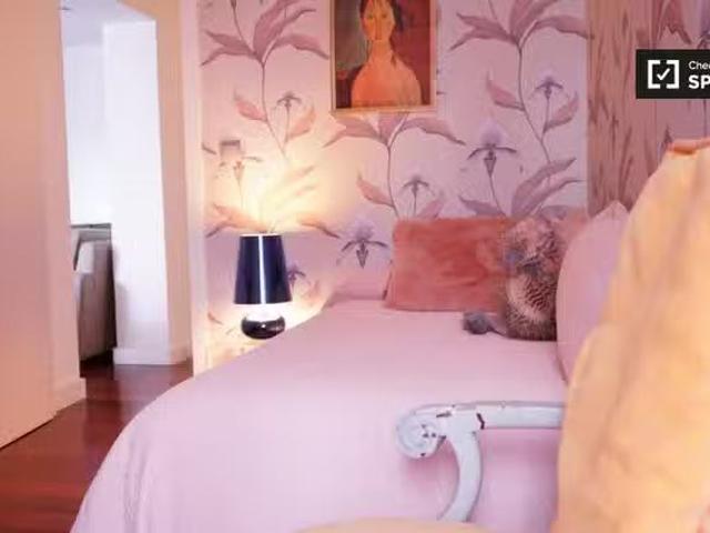 Se alquila habitación en precioso apartamento de 2 dormitorios.