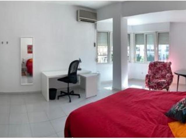 Se alquila habitación en Ronda de Levante