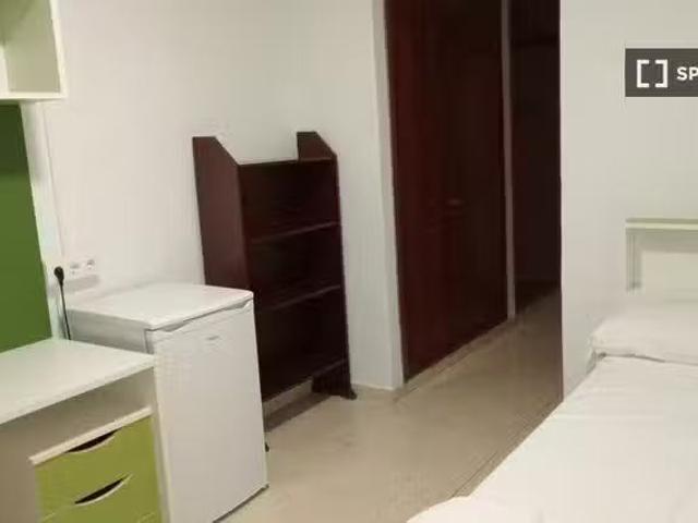 Se alquila habitación en residencia en Granada