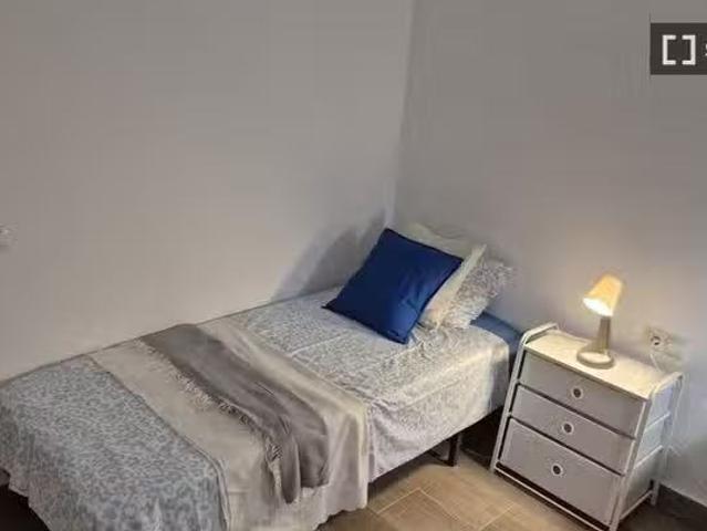Se alquila habitación en Terrassa, sólo chicas