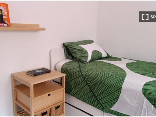 Se alquila habitación en un apartamento compartido de 3 habitaciones en San Diego. Todos los gastos
