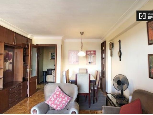 Se alquila habitación en un apartamento de 4 dormitorios con terraza en la tranquila Aluche