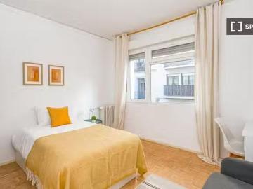 Se alquila habitación en un apartamento de 5 dormitorios en Tr.