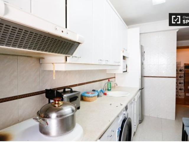 Se alquila habitación en un gran apartamento de 5 dormitorios con aire acondicionado en Carabanchel
