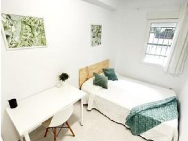 Se alquila habitación en un piso compartido de 4 habitaciones en Las Avenidas. Los inquilinos deben