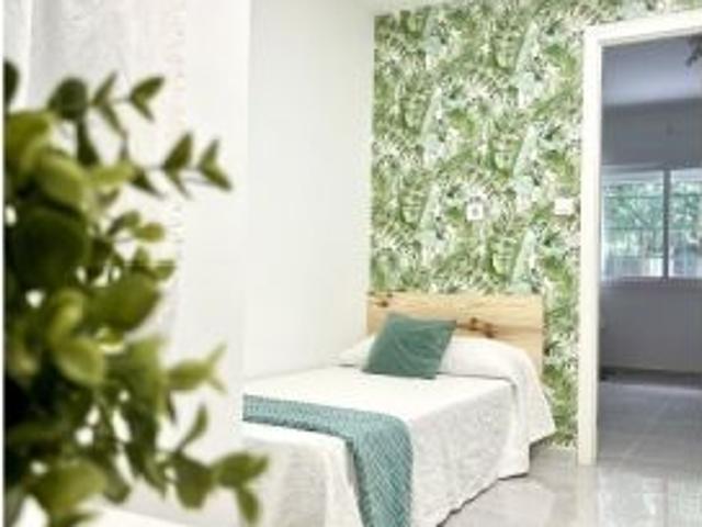 Se alquila habitación en un piso compartido de 4 habitaciones en Las Avenidas. Los inquilinos deben