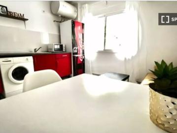 Se alquila habitación en un piso compartido de 4 habitaciones en Las Avenidas. Los inquilinos deben