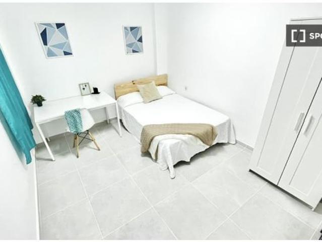Se alquila habitación en un piso compartido de 4 habitaciones en Las Avenidas. Los inquilinos deben