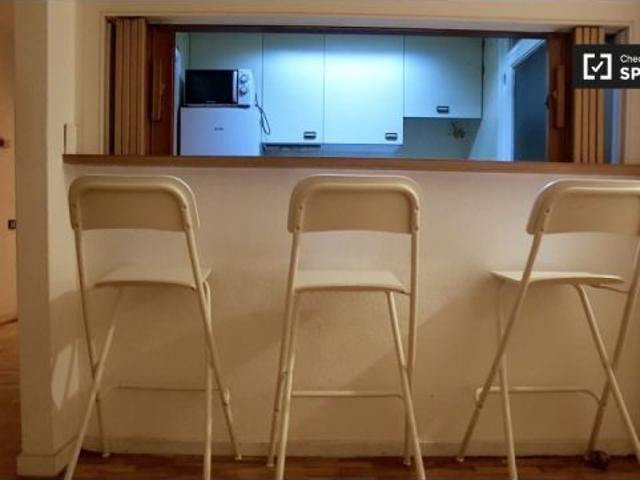 Se alquila habitación interior en apartamento de 2 dormitorios en L' Esquerra de l'