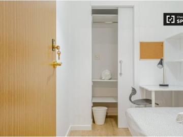 Se alquila habitación interior en apartamento de 6 dormitorios en Burjassot