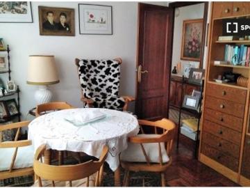 Se alquila habitación individual con baño privado y salón privado en piso de 3 habitaciones en Vigo