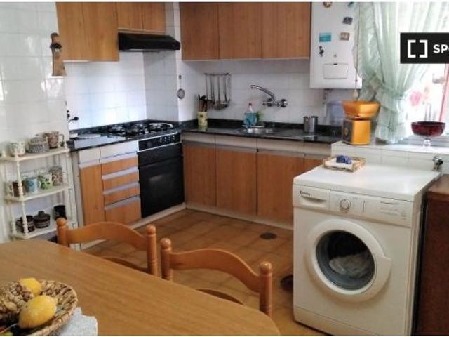Se alquila habitación individual con baño privado y salón privado en piso de 3 habitaciones en Vigo