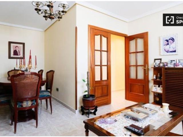 Se alquila habitación ordenada en apartamento de 3 dormitorios en Usera