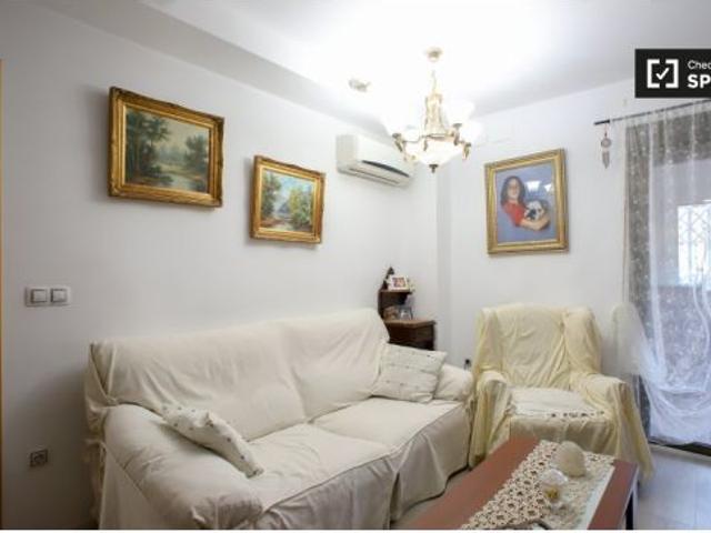 Se alquila habitación ordenada en apartamento de 3 dormitorios en Camins al Grau
