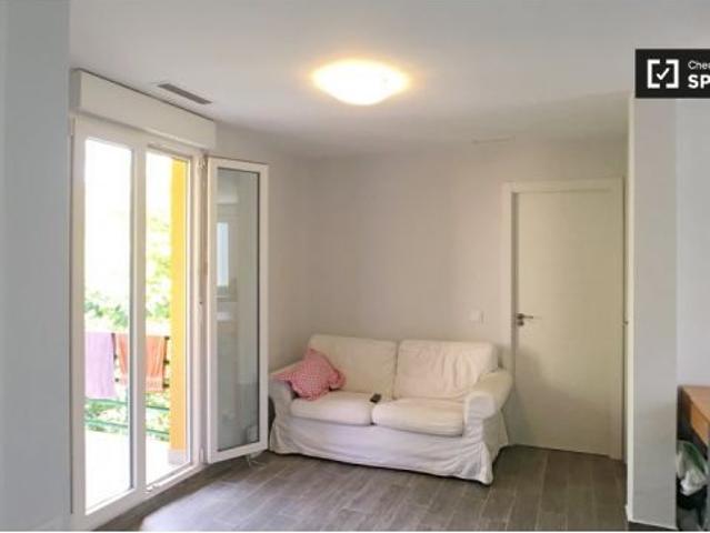 Se alquila habitación ordenada en un apartamento de 3 dormitorios en Usera