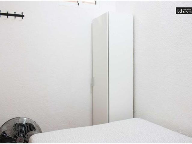 Se alquila habitación ordenada en un apartamento de 3 dormitorios en El Raval