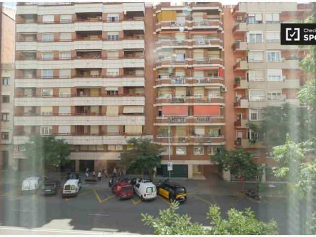 Se alquila habitación ordenada en un apartamento de 3 dormitorios en Gràcia