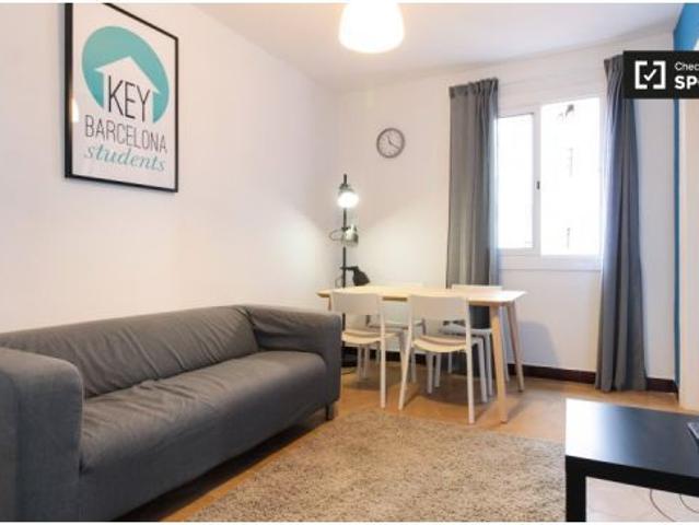 Se alquila habitación limpia en apartamento de 3 dormitorios en Sants