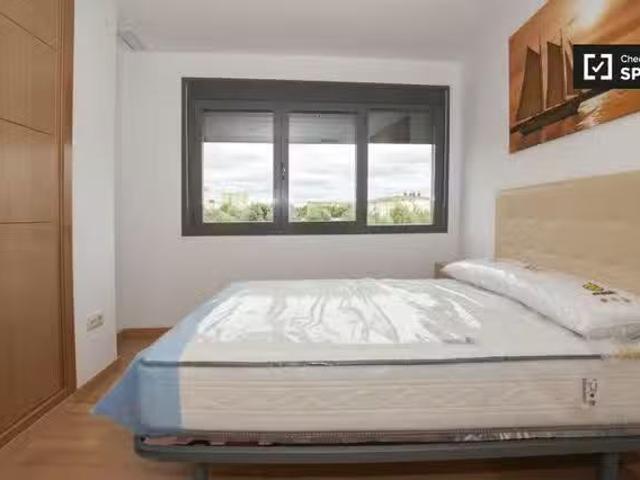 Se alquila habitación luminosa en apartamento de 3 dormitorios.