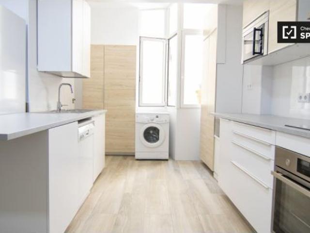 Se alquila habitación luminosa en apartamento de 7 habitaciones en Prosperidad