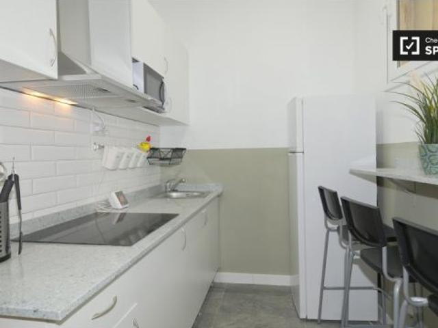 Se alquila habitación luminosa en apartamento de 4 dormitorios en El Raval