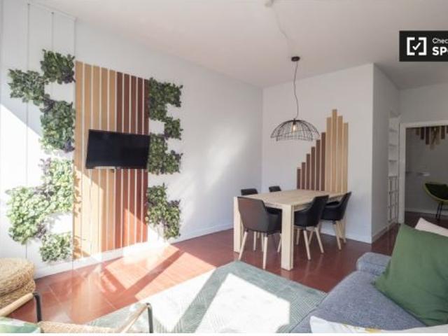 Se alquila habitación luminosa en apartamento de 4 dormitorios en Gracia