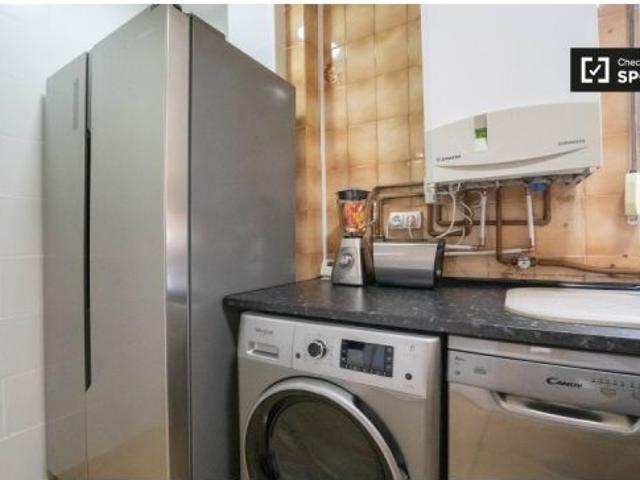 Se alquila habitación luminosa en apartamento de 5 dormitorios en Ciudad Lineal