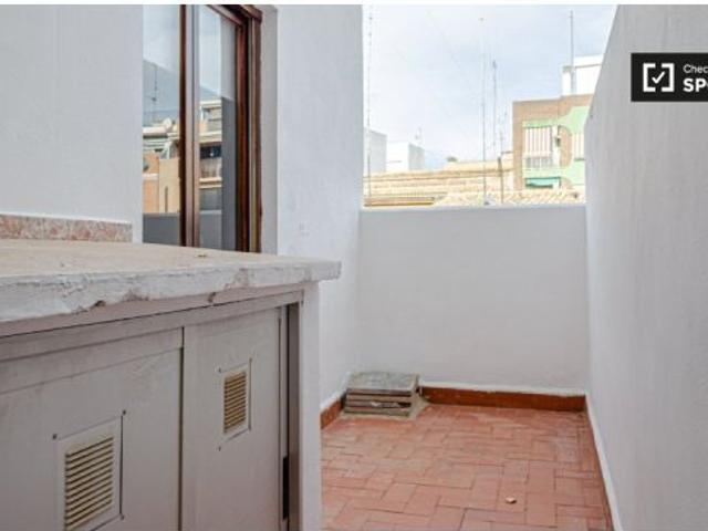 Se alquila habitación luminosa en apartamento de 6 dormitorios en Burjassot