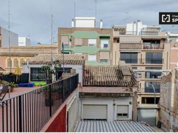 Se alquila habitación luminosa en apartamento de 6 dormitorios en Burjassot