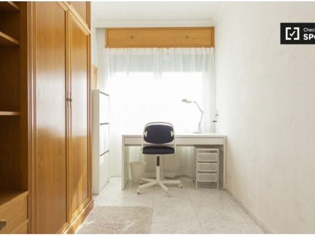 Se alquila habitación luminosa en piso de 3 dormitorios, ideal para estudiantes, en Puerta del Ángel