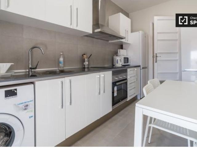Se alquila habitación moderna en apartamento de 5 dormitorios en L' Eixample