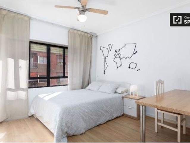 Se alquila habitación moderna en apartamento de 3 dormitorios en Jesús