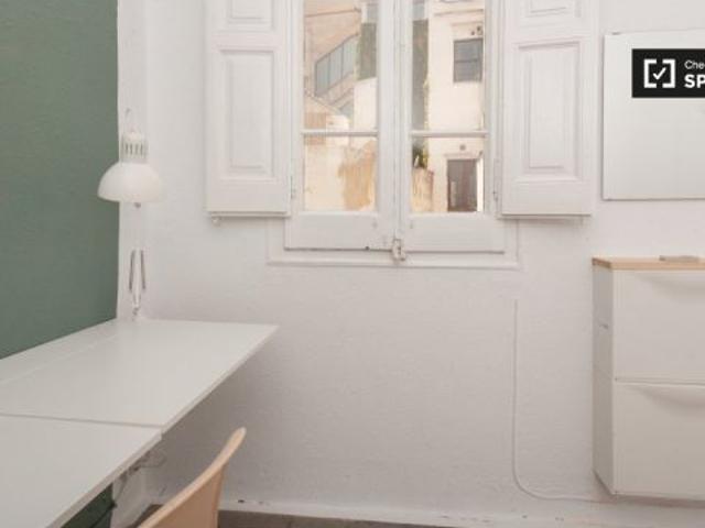 Se alquila habitación moderna en piso de 9 habitaciones en Gracia