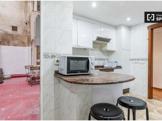 Se alquila habitación sencilla en apartamento de 9 habitaciones en Mestalla