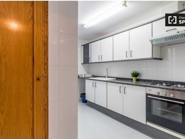 Se alquila habitación privada en apartamento de 5 dormitorios en Camins al Grau
