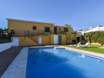 SE ALQUILA LUMINOSA VILLA EN TORREBLANCA CON PISCINA, GARAJE Y VISTAS AL MAR