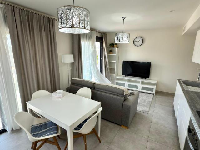 Se alquila luminoso y acogedor piso de 2 habitaciones cerca del mar — El Campello