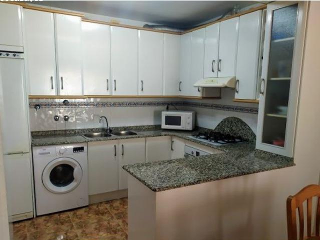 SE ALQUILA PERFECTO APARTAMENTO CON GARAJE AL LADO DE LA PLAYA