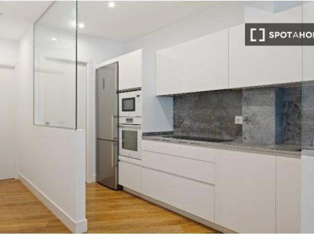 Se alquila piso de 3 habitaciones en Gros, San Sebastián. Ideal para profesionales y parejas