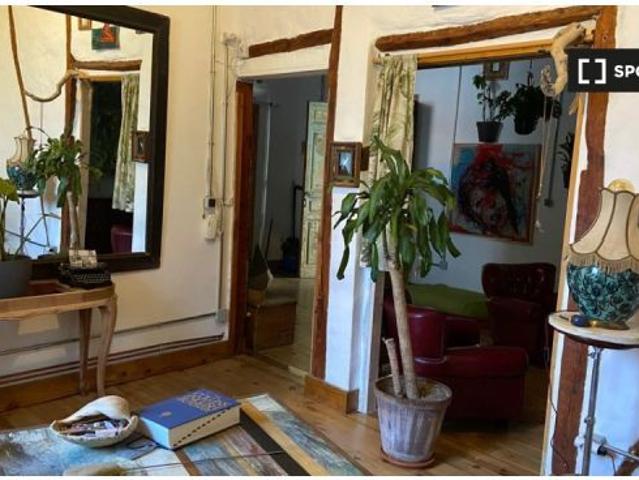 Se alquila piso de 3 habitaciones en Embajadores, familias o profesionales