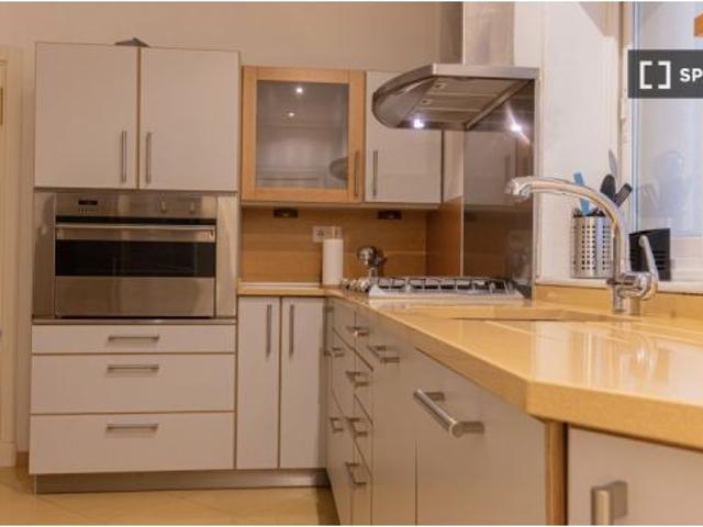 Se alquila piso de 3 habitaciones en El Viso, Madrid, con todos los gastos incluidos