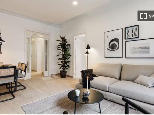 Se alquila piso de 3 habitaciones en La Dreta de l' Eixample, se admiten mascotas