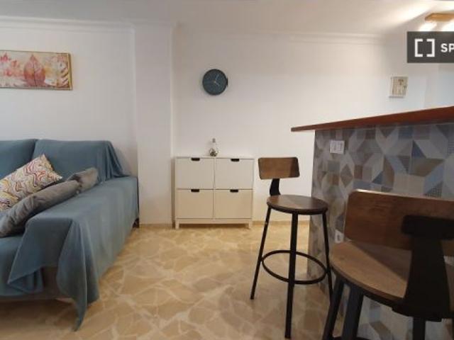 Se alquila piso de 3 habitaciones en Las Avenidas, gastos incluidos