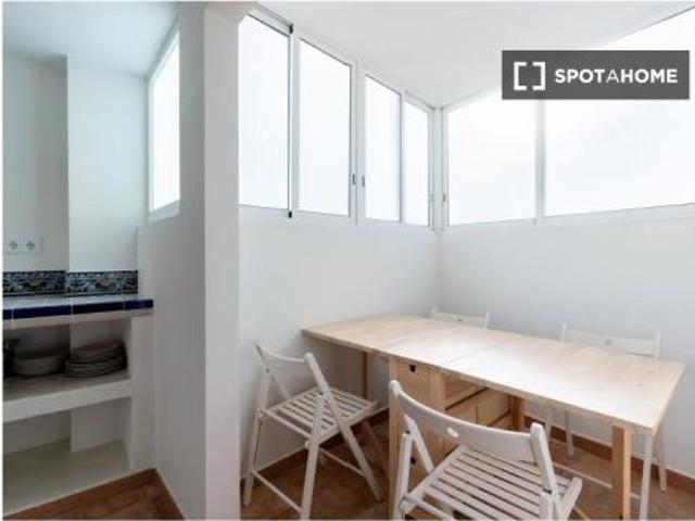 Se alquila piso de 3 habitaciones en Santa Catalina, gastos incluidos