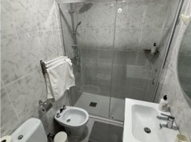 Se alquila piso de 3 habitaciones en Valdezarza, gastos incluidos